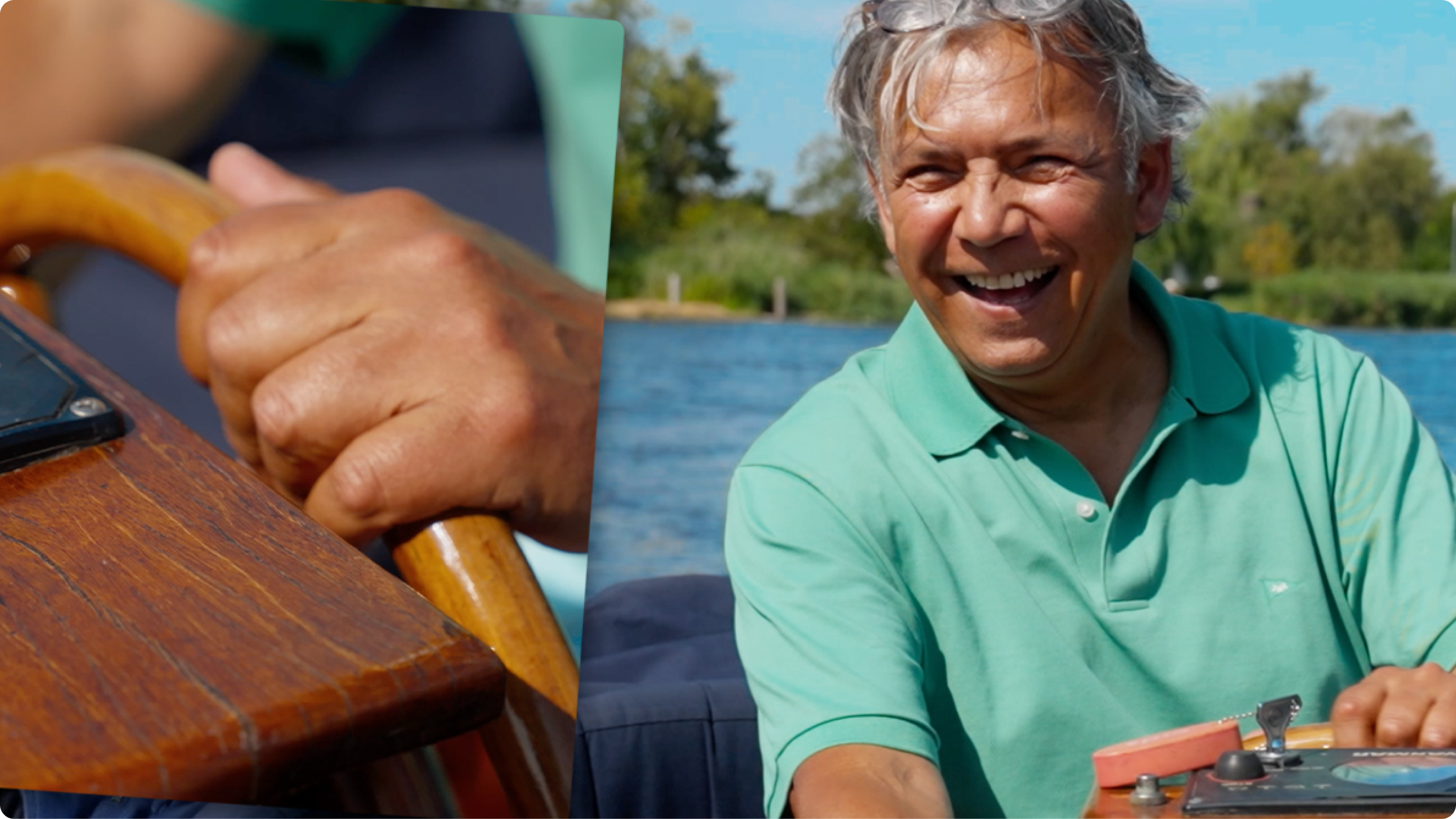Een man bestuurt een kleine motorboot, met links een close-up van zijn hand aan het stuur.