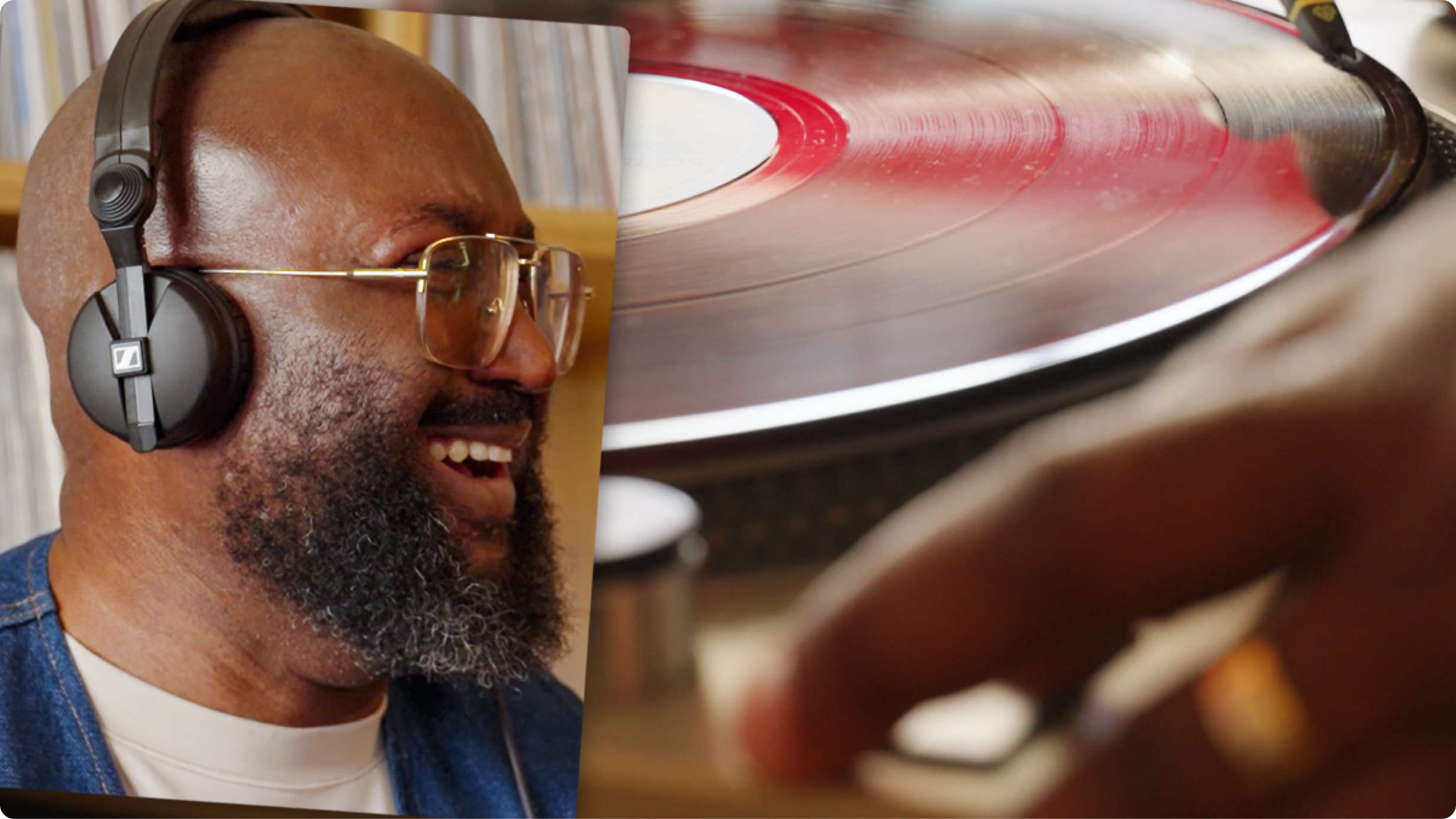 Een man met een koptelefoon luistert naar muziek naast een draaiende vinylplaat.