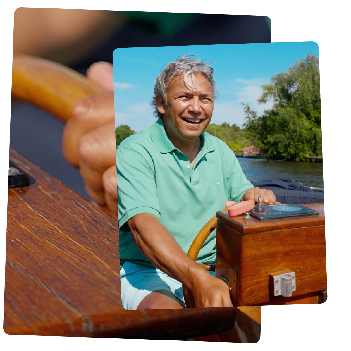 Een man bestuurt een kleine motorboot op een rivier en glimlacht.